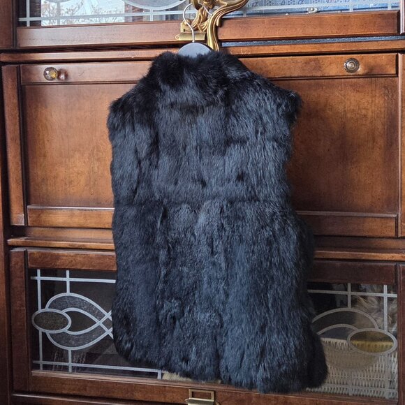 Luxurious Real Fur Sleeveless Vest in Black - Picture 5 of 10